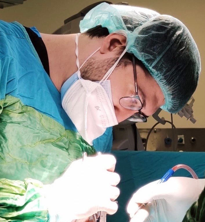 Dr. Bilgehan Potoğlu ameliyathanede — bilimsel disiplin ve cerrahi odak