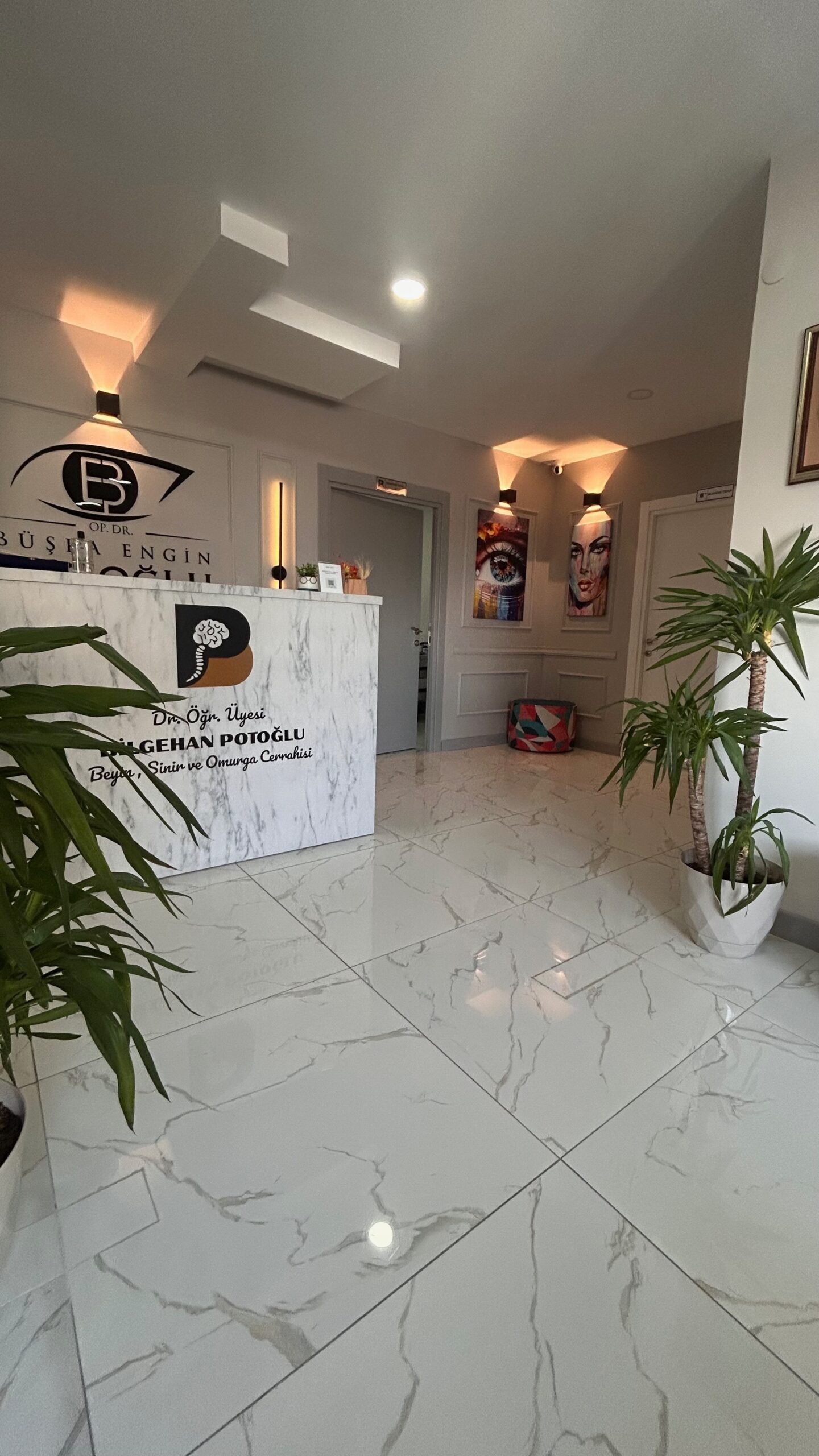 Tekirdağ beyin cerrahisi muayenehanesi bekleme salonu, sakin ve profesyonel ortam, Dr. Bilgehan Potoğlu kliniği iç mekan görünümü